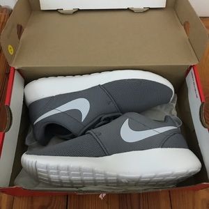 Nike women’s grey roshe 1 sneakers